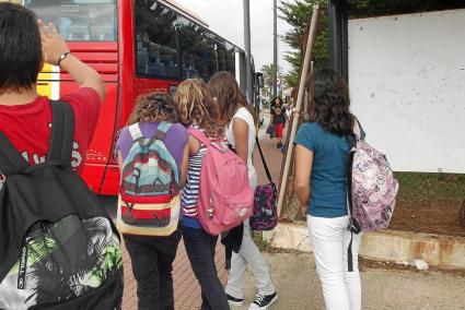 Un grupo de a lumnos de Educación Secundaria aguardan el autobús escolar en Ciutadella.