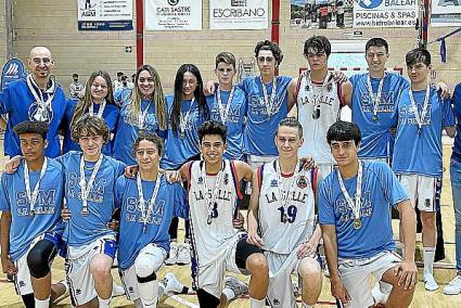 Formación cadete lasallista en Esporles, con sus medallas. Foto: LA SALLE