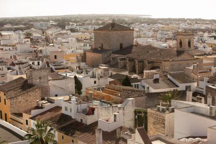 Ciutadella es el municipio de la Isla con más oferta de alquiler turístico y este fenómeno se extiende desde las urbanizaciones al casco urbano.