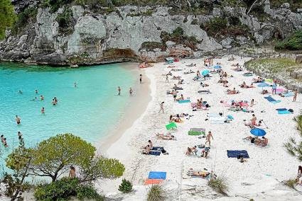 Macarelleta. Las playas han vivido este fin de semana la nueva normalidad en la que han convivido sin aglomeraciones los residentes y los primeros turistas