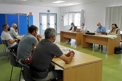 La consellera balear se reunió con pescadores y Consell, este sábado en el edifici Sa Roqueda, de Ciutadella