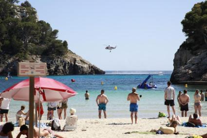 Helicóptero de Salvamento Marítimo realizando maniobras de prácticas este lunes a su paso por Cala Galdana, generando la lógica expectación entre los bañistas