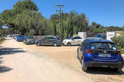 Vehículos en la cuneta impedían el paso a la finca de Alparico