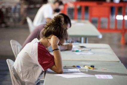 Una alumna haciendo los exámenes de Selectividad en Maó.