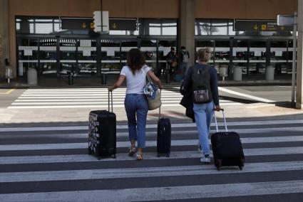 Dos pasajeras en el aeropuerto de Menorca