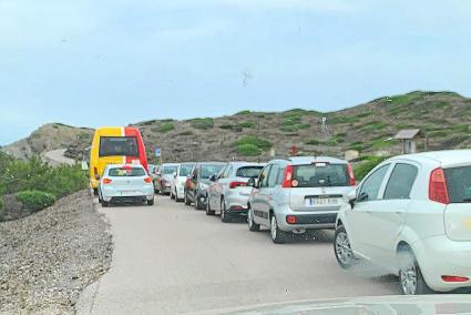 Aparcamientos indebidos. Los vehículos que estacionan de forma incorrecta en los márgenes de la estrecha carretera que lleva a Favàritx provocaron ayer tarde una situación complicada. Testigos presenciales explican que hubo retenciones de unos veinte minu