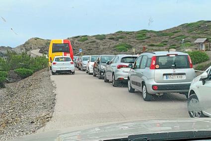 Coches mal aparcados dificultan la circulación de los autobuses de la línea Maó-Favàritx.