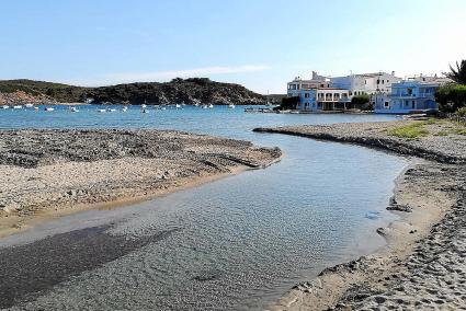 La conexión con el mar por la playa se abre con maquinaria del Ibanat y permiso de Costas