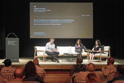 El aforo completo (150 personas) disfrutó ayer de la charla entre Rémi Larue, Nathalie Handal y Alicia Sintes en la Albert Camus.