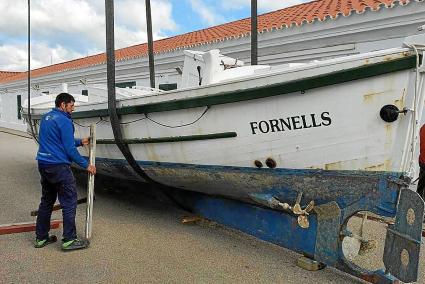 Imagen del bote «Fornells», de 11,28 metros de eslora, varado en el recinto ferial de Es Mercadal.