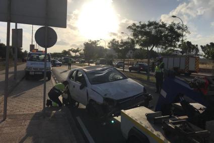 Un Opel Corsa atravesó la tarde de este martes la medianera de la Via Ronda de Maó