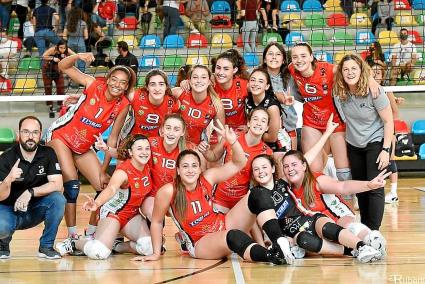 Las bermellones, eufóricas tras la consecución del título de campeonas de Balears