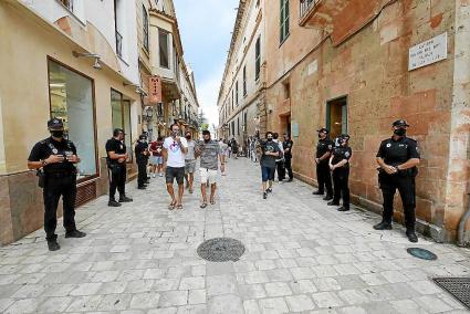 Doce policías locales vigilaron frente al palacio del caixer senyor a la hora del primer toc