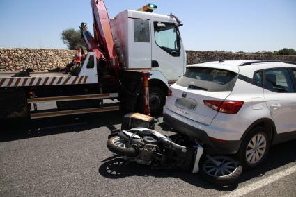 La moto ha quedado debajo de la parte trasera del turismo, este sábado en la carretera de Cala en Blanes