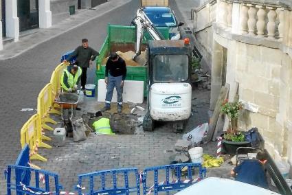 Operarios trabajando en la reparación de una de las muchas fugas de agua que se detectan.