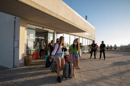 Imagen de varios jóvenes en la estación marítima de Ciutadella