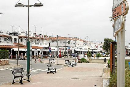 MENORCA - TURISMO - Persianas bajadas y calles desiertas por la ausencia de británicos.