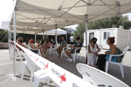 Participantes en el cribado aguardan el resultado del test.