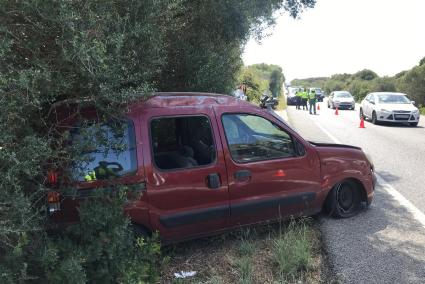 El vehículo dio una vuelta de campaña y quedó en la cuneta.    Foto: M.J.U.