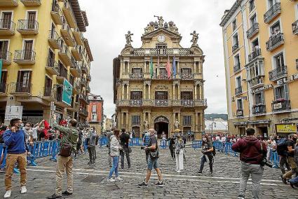 La Plaza Consistorial de Pamplona, a la hora del chupinazo que inicia la fiesta el día 6, sin concentración masiva de personas