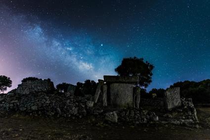 La Via Làctia i el cel estrellat, damunt el jaciment de Talatí de Dalt.    Foto: JOAN ANTONI GOMILA