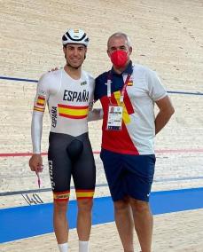 Albert Torres, junto al seleccionador nacional de ciclismo en pista, Juan Martínez Oliver.