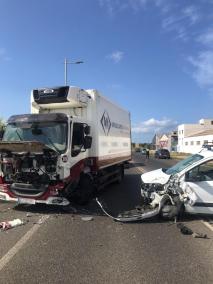 Estado de los vehículos implicados en el choque frontal que ha tenido lugar la tarde de este miércoles en la carretera de Maó a Sant Lluís, que se ha saldado sin heridos