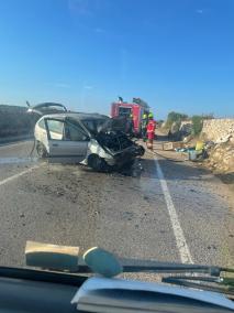 El coche incendiado, tras la actuación de los bomberos