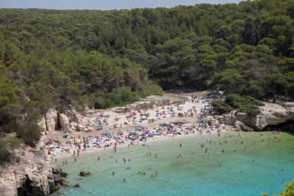 Imagen de la playa de Cala Mitjana este sábado, llena de bañistas