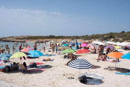 Vista de turistas en la playa Binibèquer