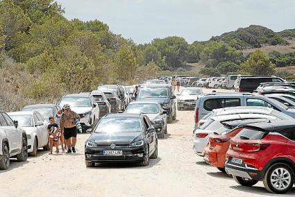 menorca aglomeraciones vehiculos aparcamiento parking playas agosto binimel.la