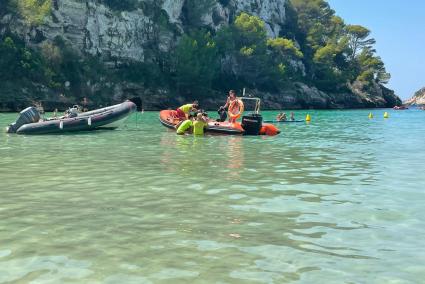 Los socorristas llevaron a cabo este sábado la evacuación de un hombre de 22 años desde la playa de Macarella hasta Cala Galdana en una embarcación