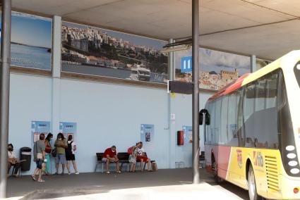 Nuevos carteles informativos y grandes fotografías de los pueblos de Menorca, en las paredes de la estación de autobuses