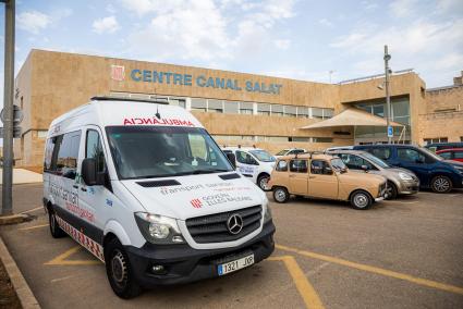 Un vehículo de transporte sanitario en el centro de salud del Canal Salat.