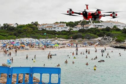 Un dron sobrevolando la playa de Cala en Bosc, en una imagen de archivo