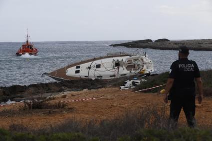 El «Salvamar Antares» iniciando el remolque ante la vigilancia de la zona de la Policía de Sant Lluís.