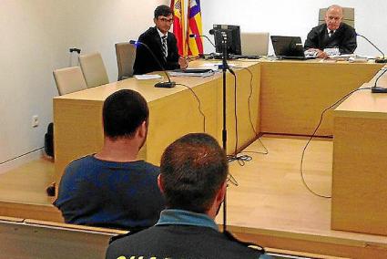 El hombre acumula otros castigos por hechos violentos que le han llevado a cumplir diversas condenas en la cárcel de Menorca y en la de Palma. En la imagen, uno de los últimos juicios en el que fue condenado por un delito de agresiones.