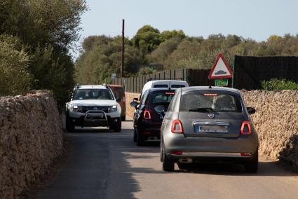 Los conductores desconocen las limitaciones del camino y provocan inseguridad y atascos mientras buscan las playas del sur, hacia la costa de Sant Lluís.