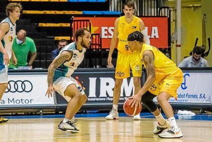 El base norteamericano del Hestia Menorca, Jermaine Marrow, en posición defensiva en partido ante el Gran Canaria