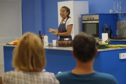 La cocinera ofreció una clase magistral para optimizar el aprovechamiento de los alimentos. Preparó unas verduras en escabeche y una tosta con paté de berenjena.