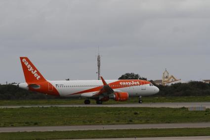 Un avión de Easyjet, que ha ofrecido 20.000 plazas entre Menorca y Londres, durante los dos inviernos que ha cubierto una ruta que vuelve a estar en riesgo .