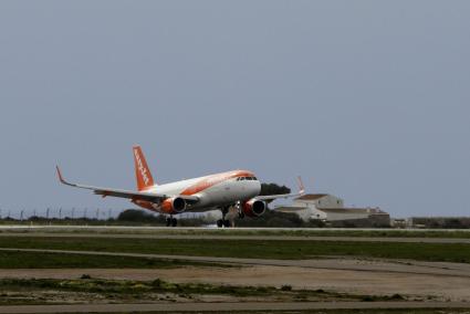 Un avión de Easyjet en el aeropuerto de Menorca