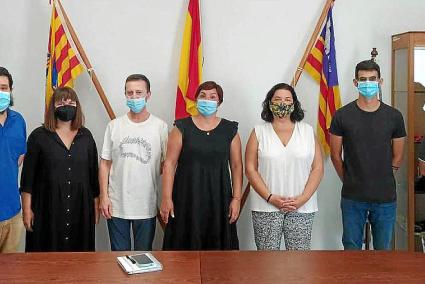 Los siete integrantes de la Junta Local de Fornells, que preside Eulària Garriga.