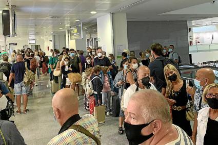 Pasajeros haciendo cola ante el arco de seguridad el sábado pasado en el aeropuerto de Menorca.