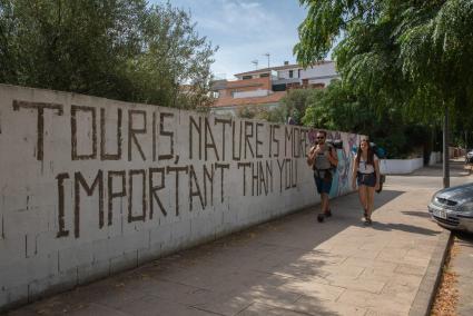 Animadversión hacia los visitantes en esta pintada hallada en Ciutadella.