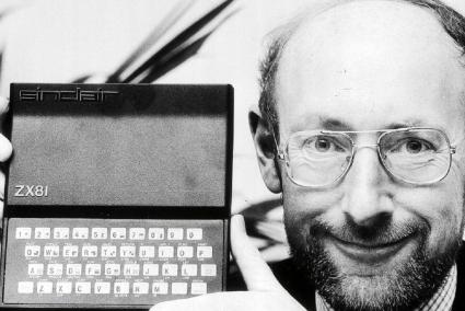 Clive Sinclair, con el ZX81