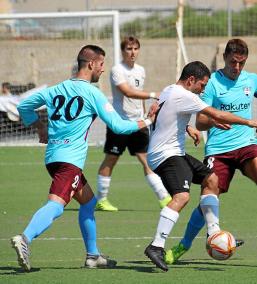 José Luis ‘Llonga’ disputando el esférico en la primera jornada.