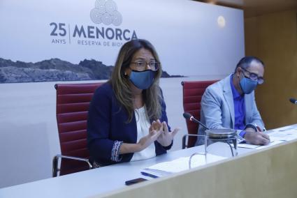 La presidenta Susana Mora y el conseller Josep Pastrana en rueda de prensa.