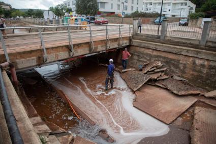 Las placas de hormigón del torrente fueron arrancadas al paso del agua. En la imagen, operarios trabajan en las instalaciones afectadas