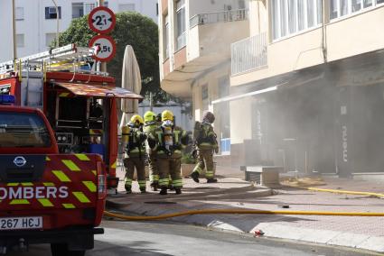 La cocina del bar Virginia, en la calle Camí des Castell, de Maó, ha ardido este jueves debido al fuego declarado en una freidora